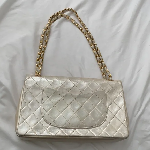 CHANEL classic flap Made In France iridescent pearl white leather gold hardware - Picture 3 of 16